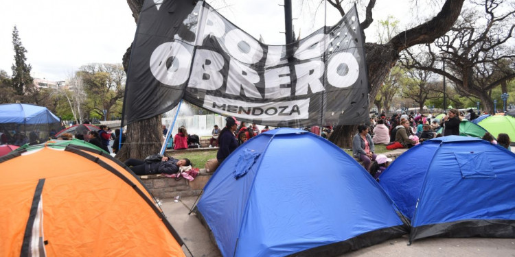 Marcha y acampe en el microcentro mendocino por una "Navidad sin hambre"