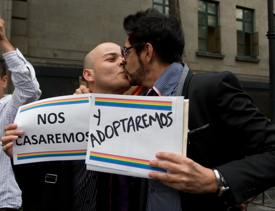 Corte mexicana avala el derecho de parejas homosexuales a adoptar