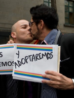 Corte mexicana avala el derecho de parejas homosexuales a adoptar