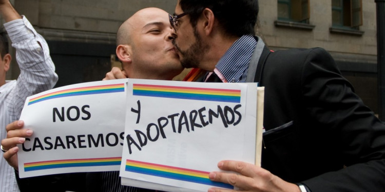 Corte mexicana avala el derecho de parejas homosexuales a adoptar