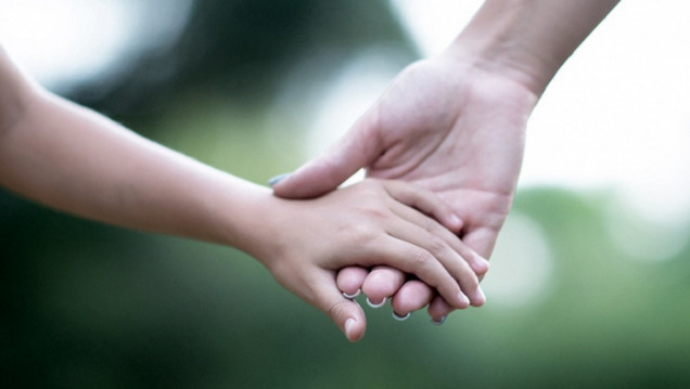 imagen Luces y sombras de las adopciones internacionales, según especialistas y familias