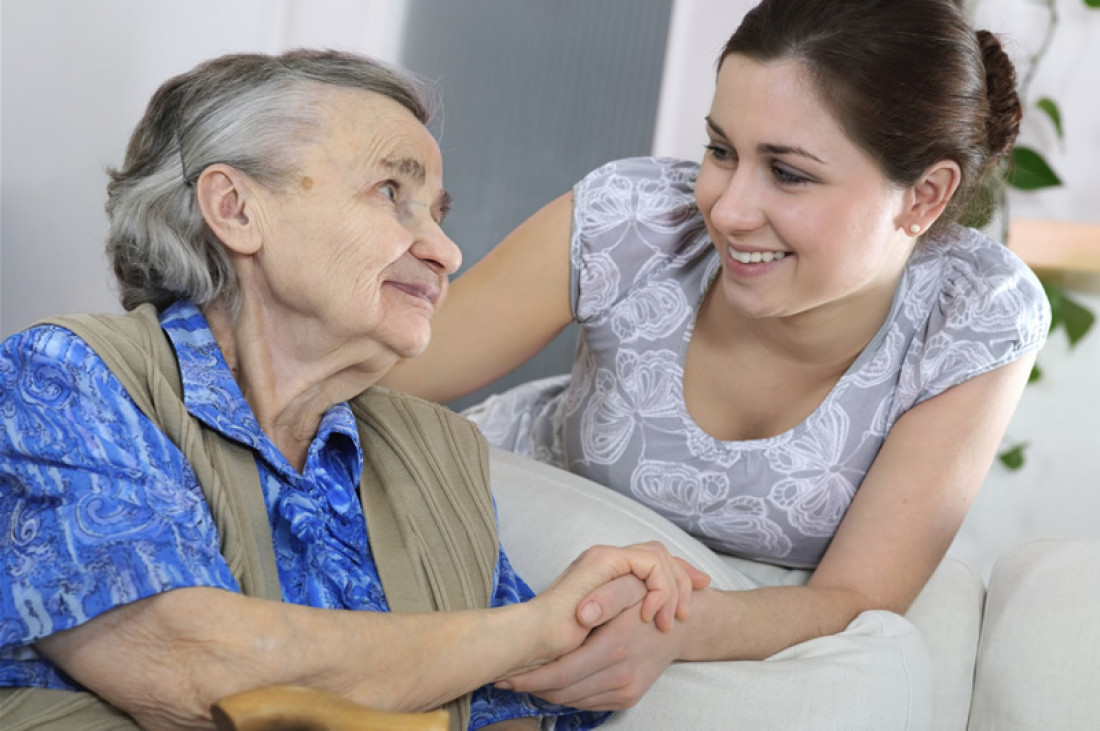 Valorar a quienes cuidan a los ancianos es un signo de madurez 