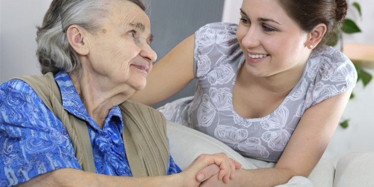 Valorar a quienes cuidan a los ancianos es un signo de madurez 