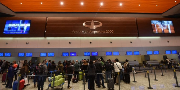 Un nuevo reclamo salarial y laboral demora vuelos de Aerolíneas