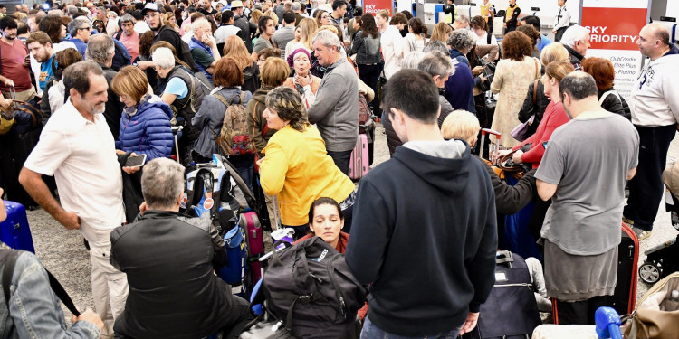 Más de 30.000 pasajeros afectados por la medida de fuerza en Aerolíneas
