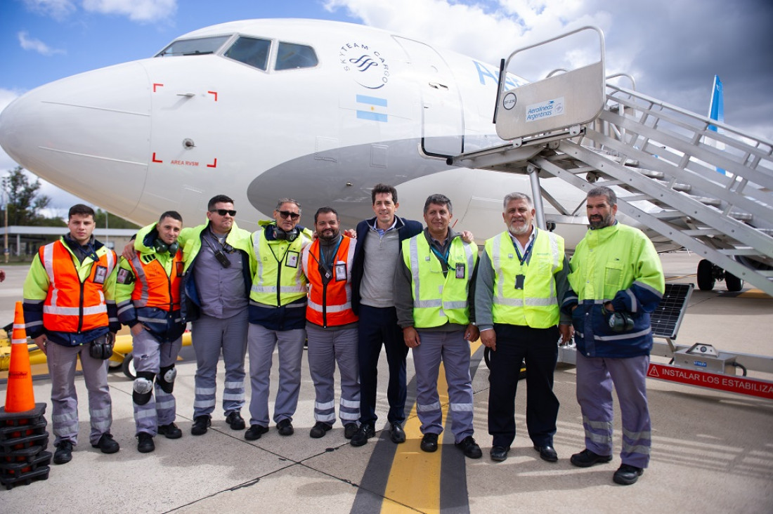 Aerolíneas Argentinas presenta su primer avión para meterse en el transporte de cargas