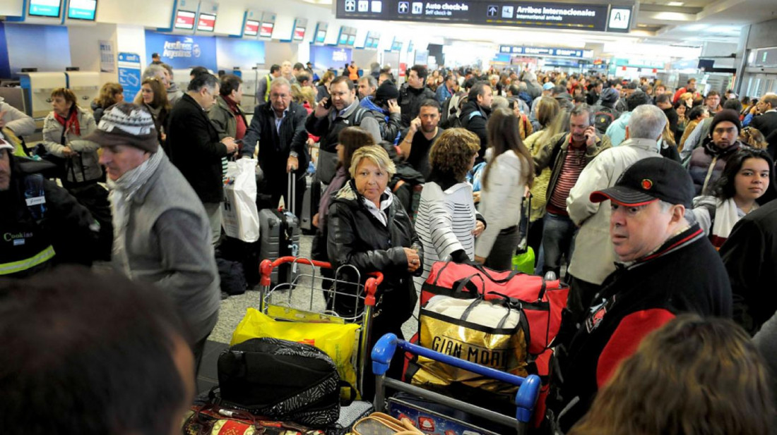 Aerolíneas Argentinas suspende a 376 empleados: gremios anunciarán nuevas medidas