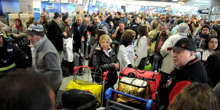 Aerolíneas Argentinas suspende a 376 empleados: gremios anunciarán nuevas medidas