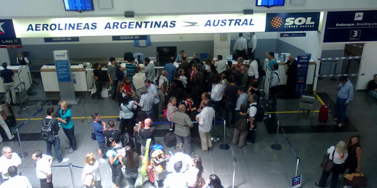 Trastornos en el país por los vuelos cancelados de Aerolíneas Argentinas