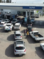 Largas colas para cargar combustible en toda la provincia