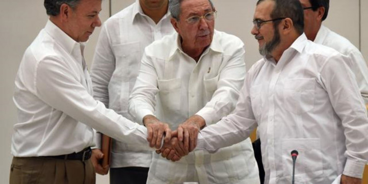 Colombia indulta a 30 miembros de las FARC