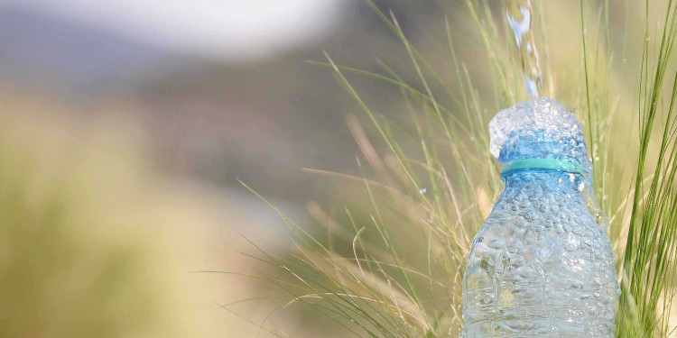 Agua mineral: las empresas pagan $24 cada 1000 litros 