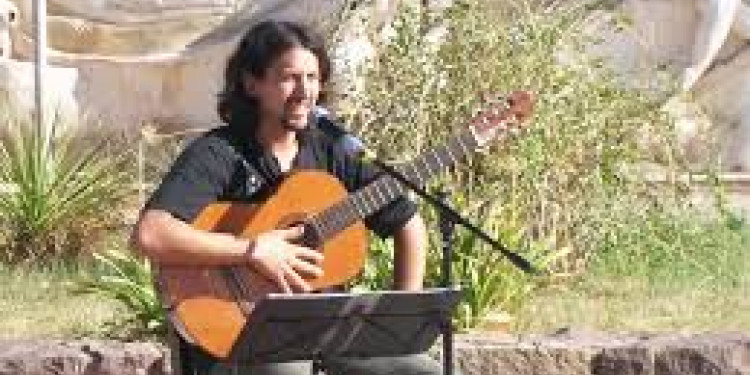 Alejandro Sicardi canta en Música de Acá