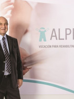 "Necesitamos mucho dinero para construir el hospital"