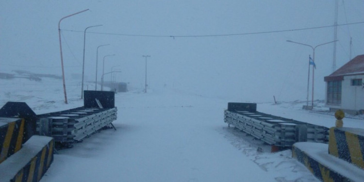 Alta montaña: hay 750 camiones varados y volverían las nevadas