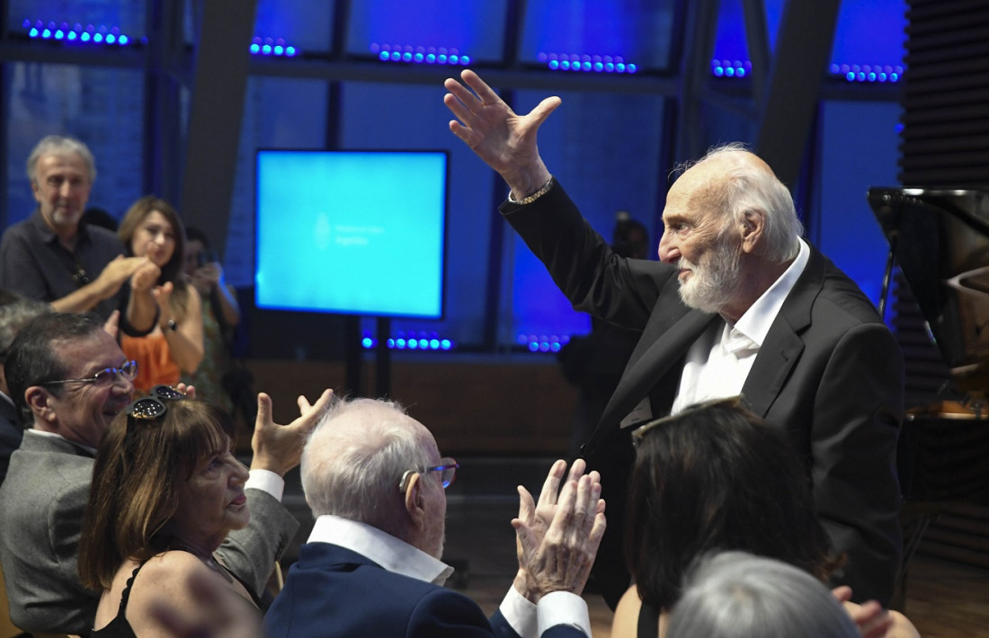 Héctor Alterio anuncia su retiro de la actuación, a los 93 años, con la obra "A Buenos Aires"