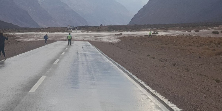 Comienzan a bajar los varados por el alud