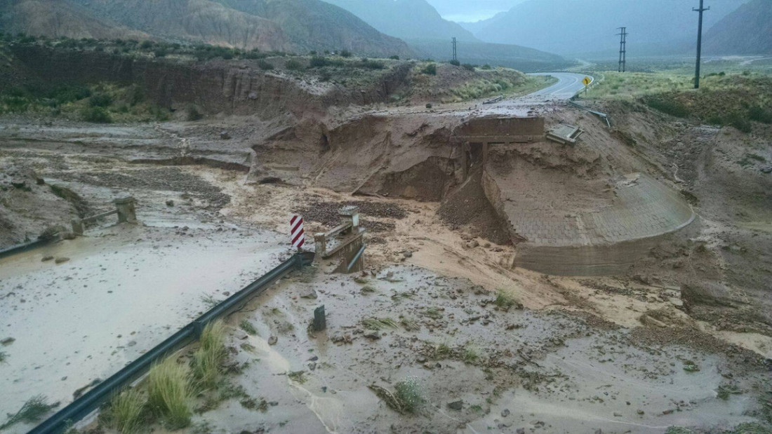 Un alud rompió un puente de la Ruta 7 en alta montaña