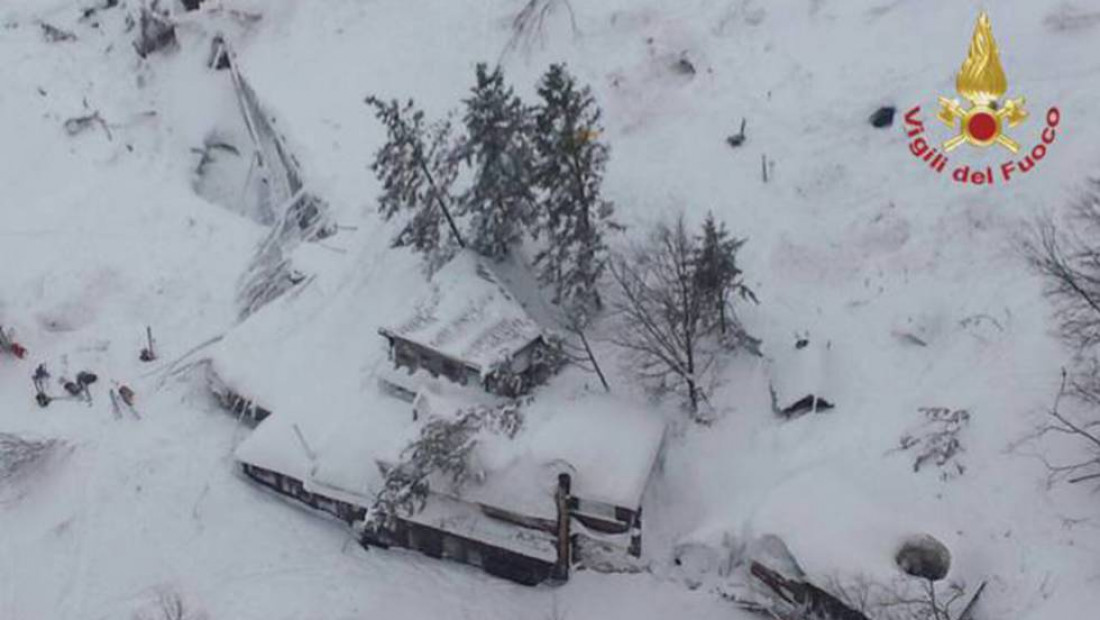 Una avalancha de nieve sepultó un hotel en el centro de Italia