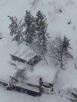 Una avalancha de nieve sepultó un hotel en el centro de Italia