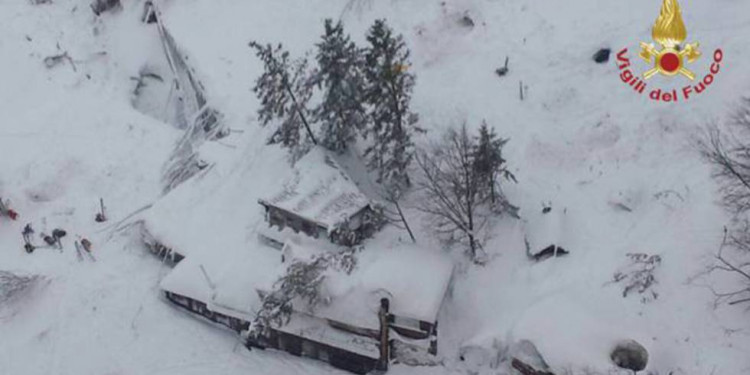 Una avalancha de nieve sepultó un hotel en el centro de Italia