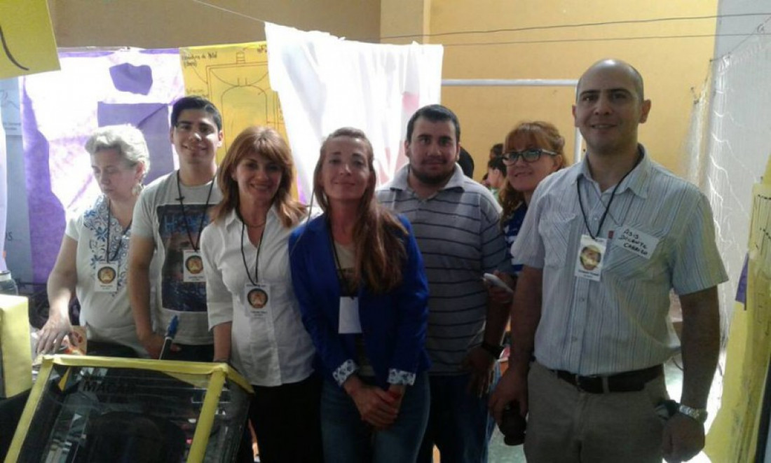 Estudiantes de un CENS crearon un termocalentador solar para ahorrar energía