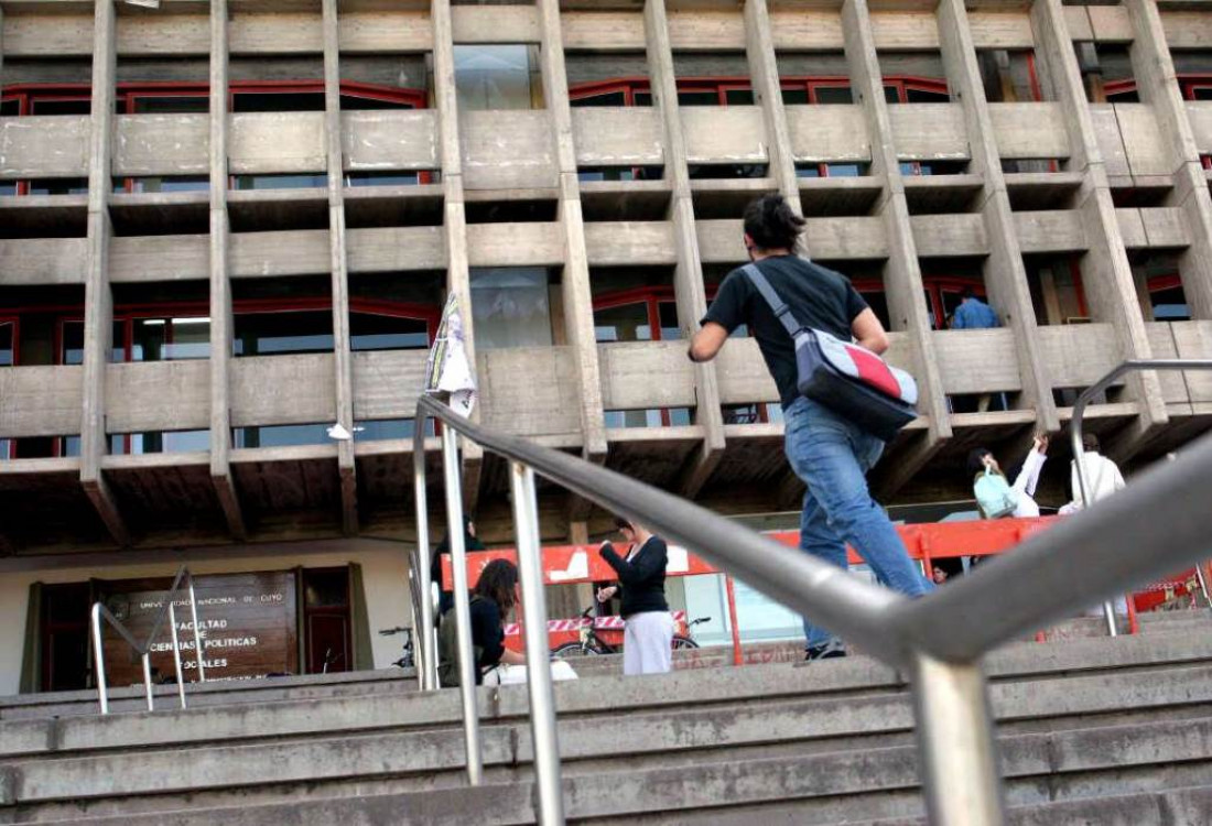 Solo dos de cada diez argentinos terminan sus estudios universitarios