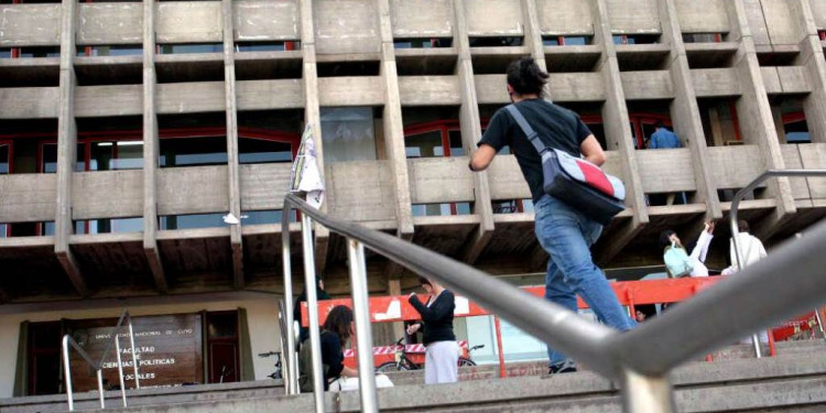 Solo dos de cada diez argentinos terminan sus estudios universitarios