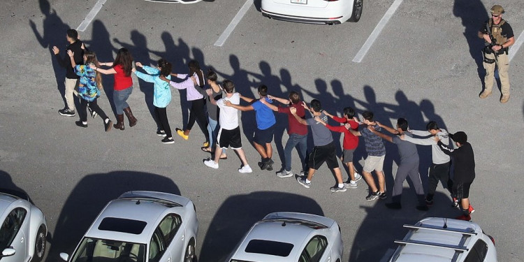 Exalumno de una escuela de Florida mató a 17 estudiantes