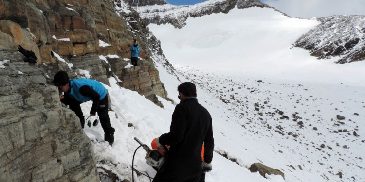 Buscan el vínculo entre la Patagonia, Malvinas y la Antártida en la memoria de las rocas