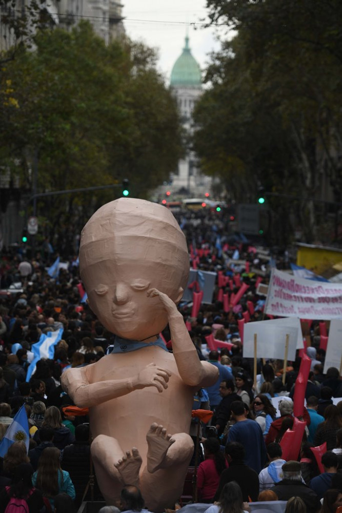 Multitudinaria marcha contra la legalización del aborto en todo el país