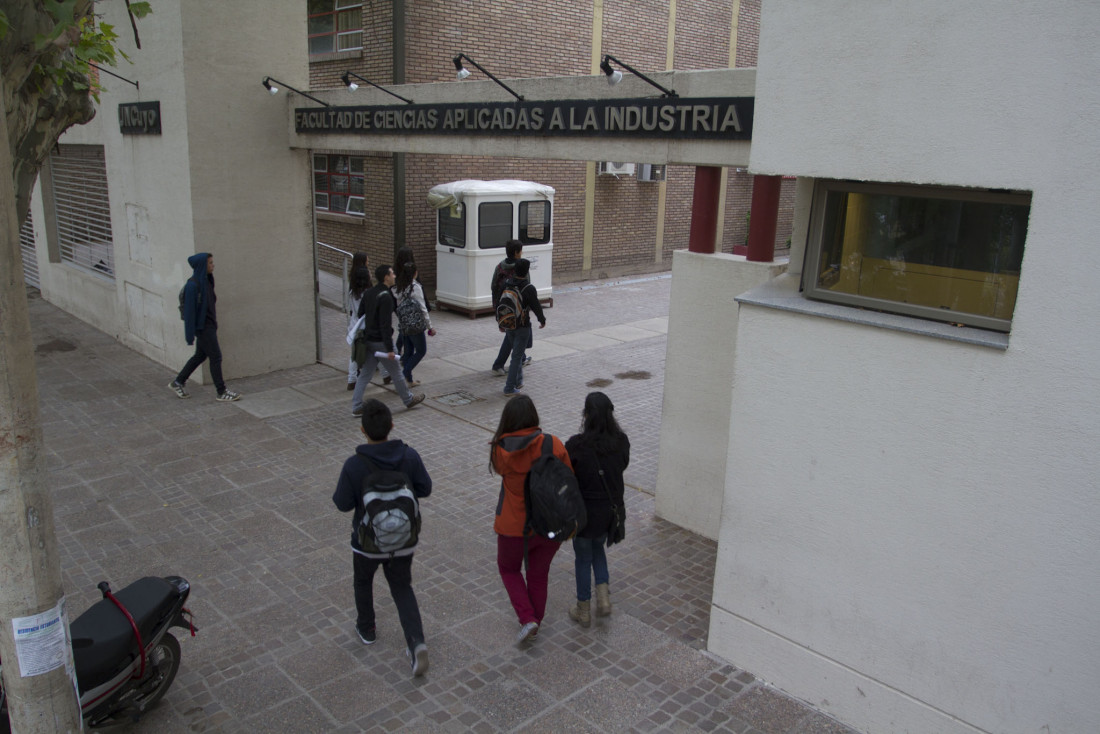 Reclamo por incumbencias en la Facultad de Ciencias Aplicadas a la Industria