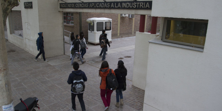 Reclamo por incumbencias en la Facultad de Ciencias Aplicadas a la Industria