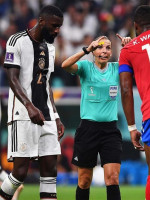 La historia de Stéphanie Frappart, la árbitra francesa que hizo historia en Qatar 2022