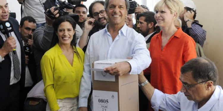 Votó Scioli con "profunda emoción y gratitud" 