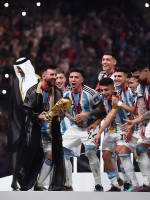 Qué es el besht, la capa que le pusieron a Messi para levantar la Copa del Mundo