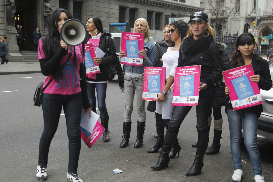 Una nena trans y una mujer trans que decidieron su identidad