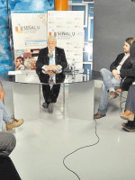El rector Arturo Somoza brindó una conferencia de prensa