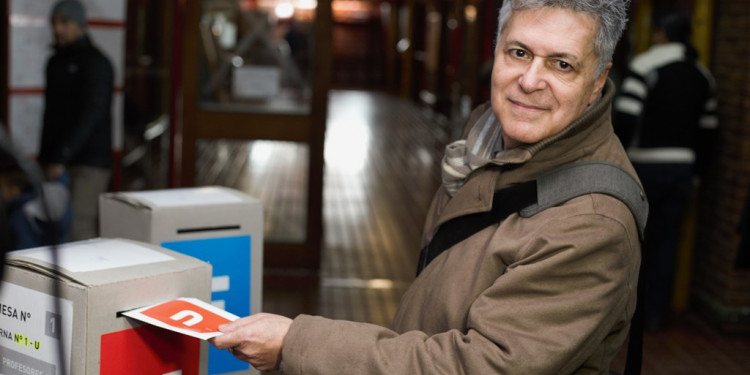 Andrés Asarchuk, el primer candidato en votar