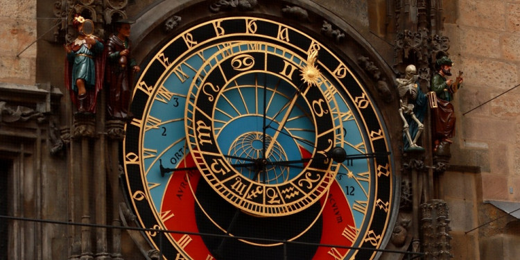 Astrología desde una perspectiva feminista: ¿por qué se reproduce la lógica binaria masculina-femenina?