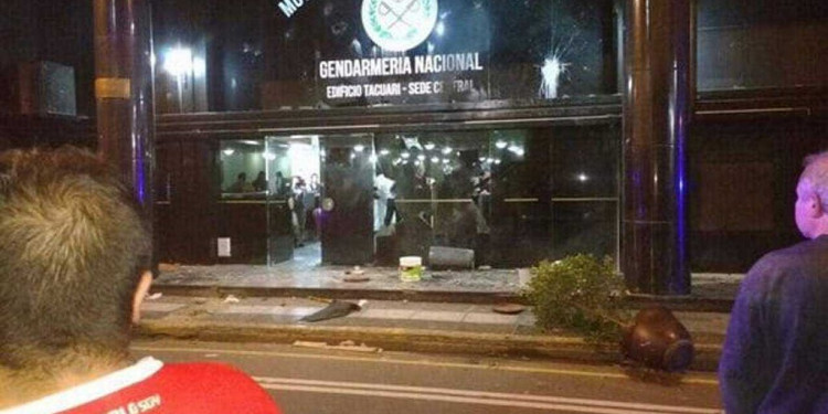 Lanzaron "bombas molotov" contra un edificio de Gendarmería