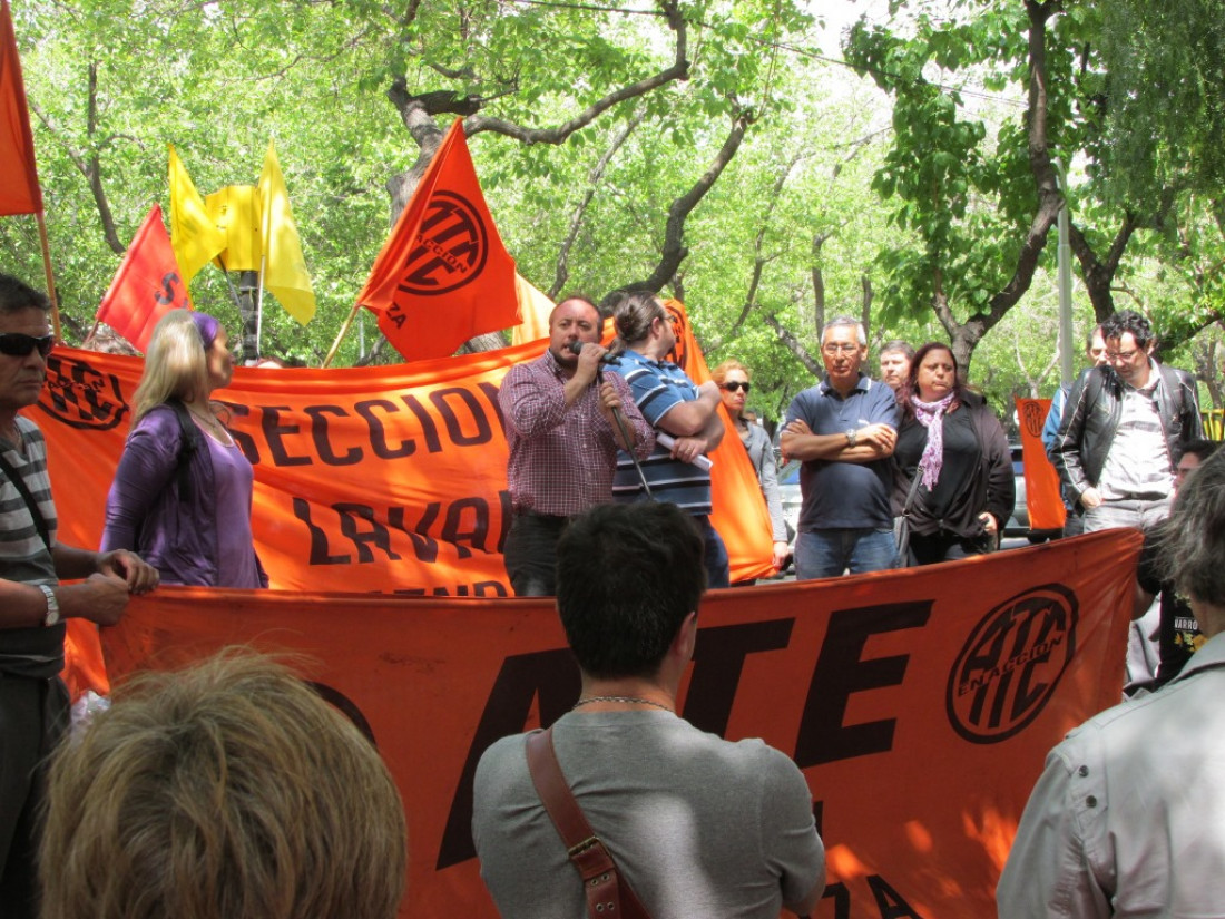 Estatales marchan a Casa de Gobierno por el acuerdo paritario