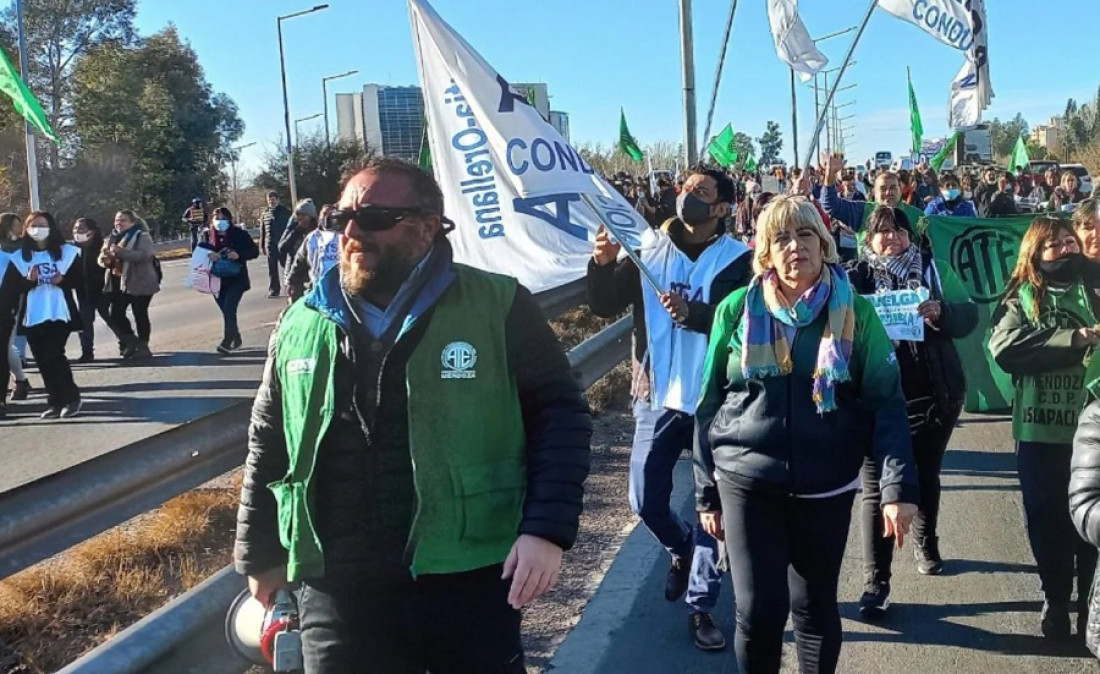 Gremios estatales resisten el proyecto de ley que busca recortarles el sueldo 