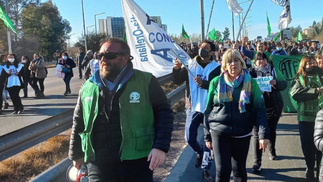 imagen Gremios estatales resisten el proyecto de ley que busca recortarles el sueldo 
