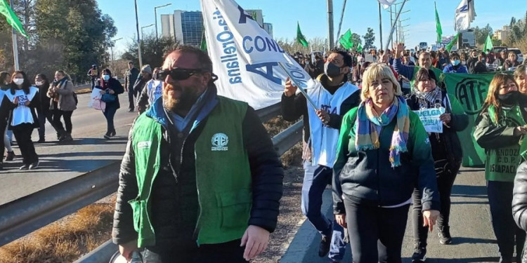 Gremios estatales resisten el proyecto de ley que busca recortarles el sueldo 
