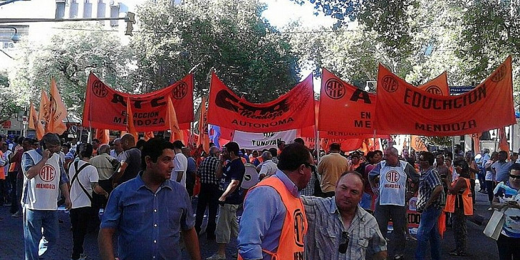 ATE y la CTA fueron multados por cortar calles del centro