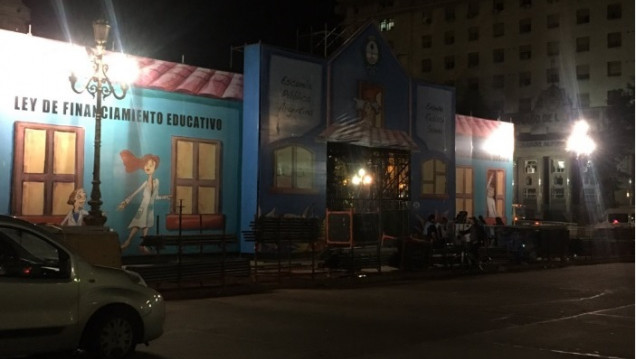 imagen Autorizados, docentes instalaron el aula itinerante frente al Congreso