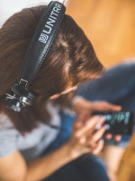 Recomiendan "períodos de descanso" en uso de auriculares y controles para evitar baja de la audición
