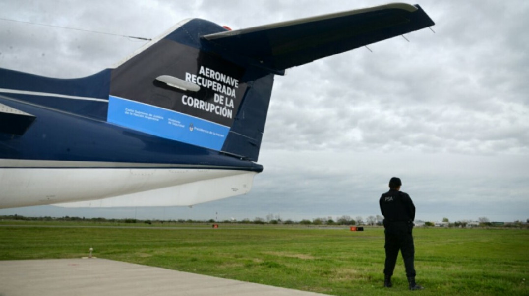 imagen "Aeronave recuperada de la corrupción", así plotearon el avión de Lázaro Báez