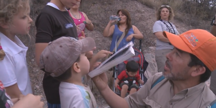 Fanáticos de la ornitología avistan aves en el Cerro de la Gloria